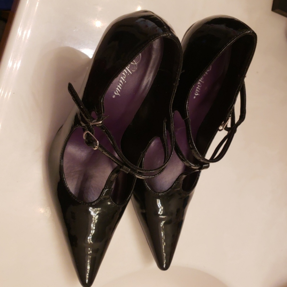 T strap black patented leather heels